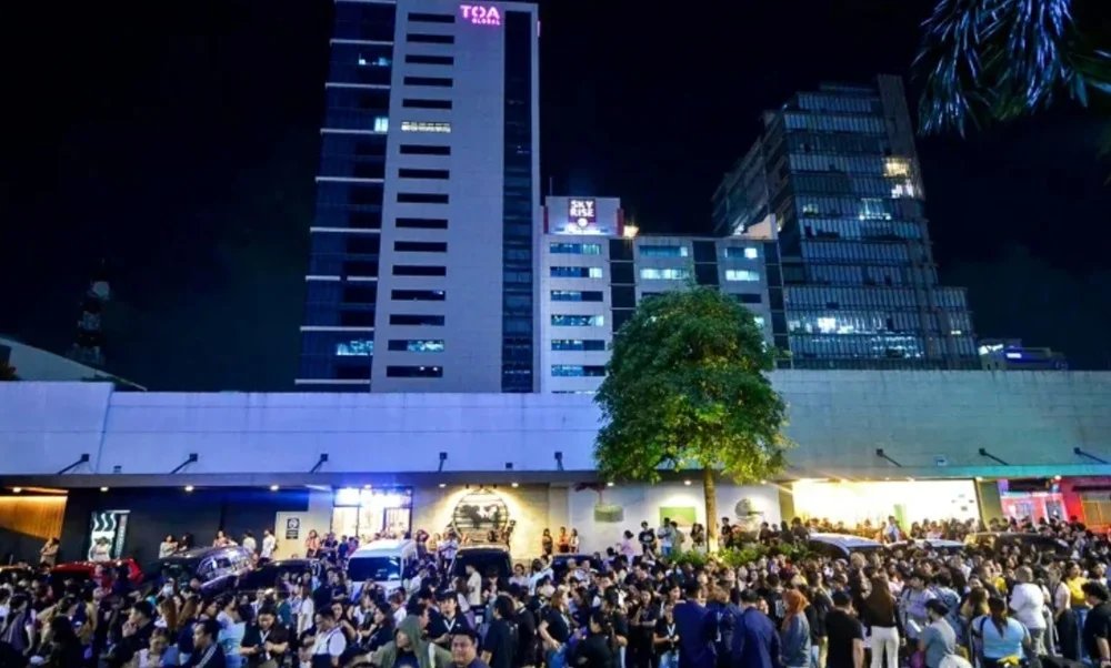 Multitudes gather outside a corporate structure in Cebu's central business district following the 6.9 earthquake (AFP)